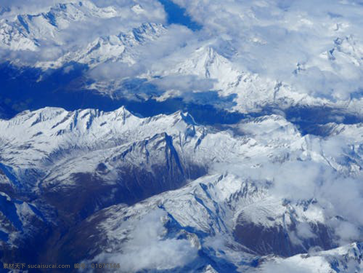 高空下的雪山 雪 山 冰冷 高空 之下 一览无余 严峻 自然景观