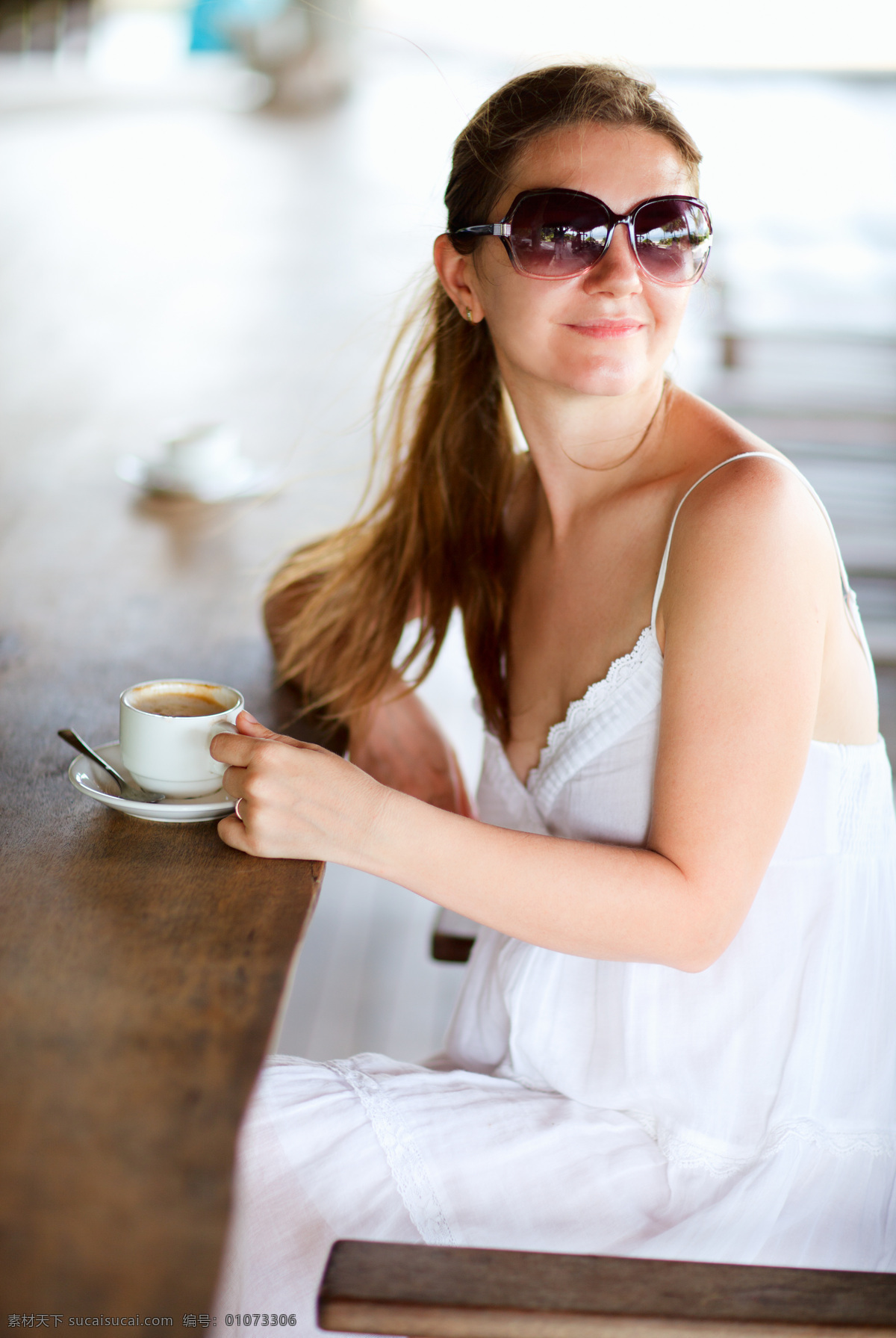 喝 咖啡 墨镜 女人 咖啡杯 喝咖啡 喝咖啡的女人 外国女人 坐着 coffee 浓缩咖啡 浪漫咖啡 意大利咖啡 饮料酒水 餐饮美食 食材原料 美女图片 人物图片