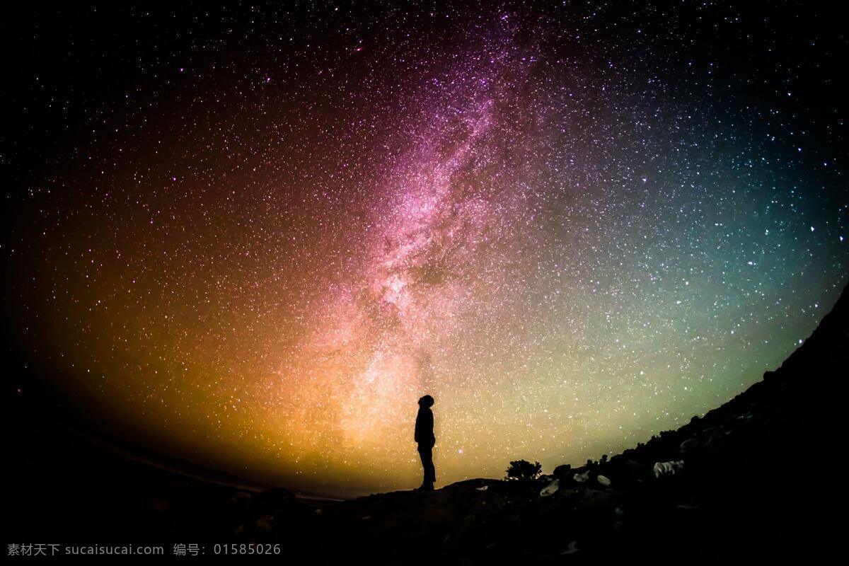 仰望星空 一个人 男人 小人 剪影 侧面 看 仰望 天空 夜空 星空 壁纸 桌面 宇宙 深邃 美丽 迷幻 彩色 神秘 银河 星星 自然景观 自然风景