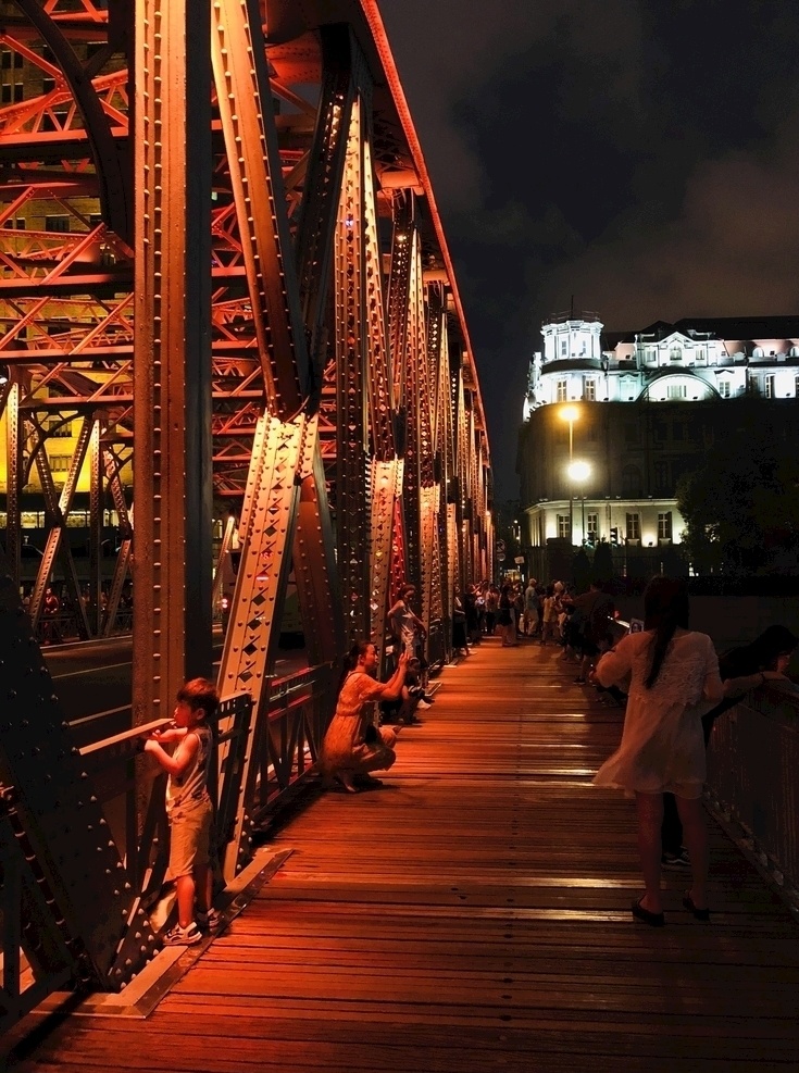 上海 外白渡桥 红色 纪念 桥 灯光 人 情深深雨蒙蒙 电影 摄影图 旅游摄影 国内旅游