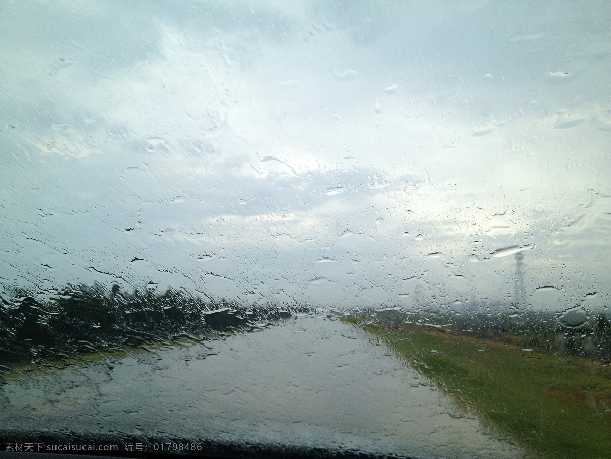 水滴 水珠 雨滴 雨水 自然风景 自然景观 雨天车窗 窗户上的雨水 雨天行车 psd源文件