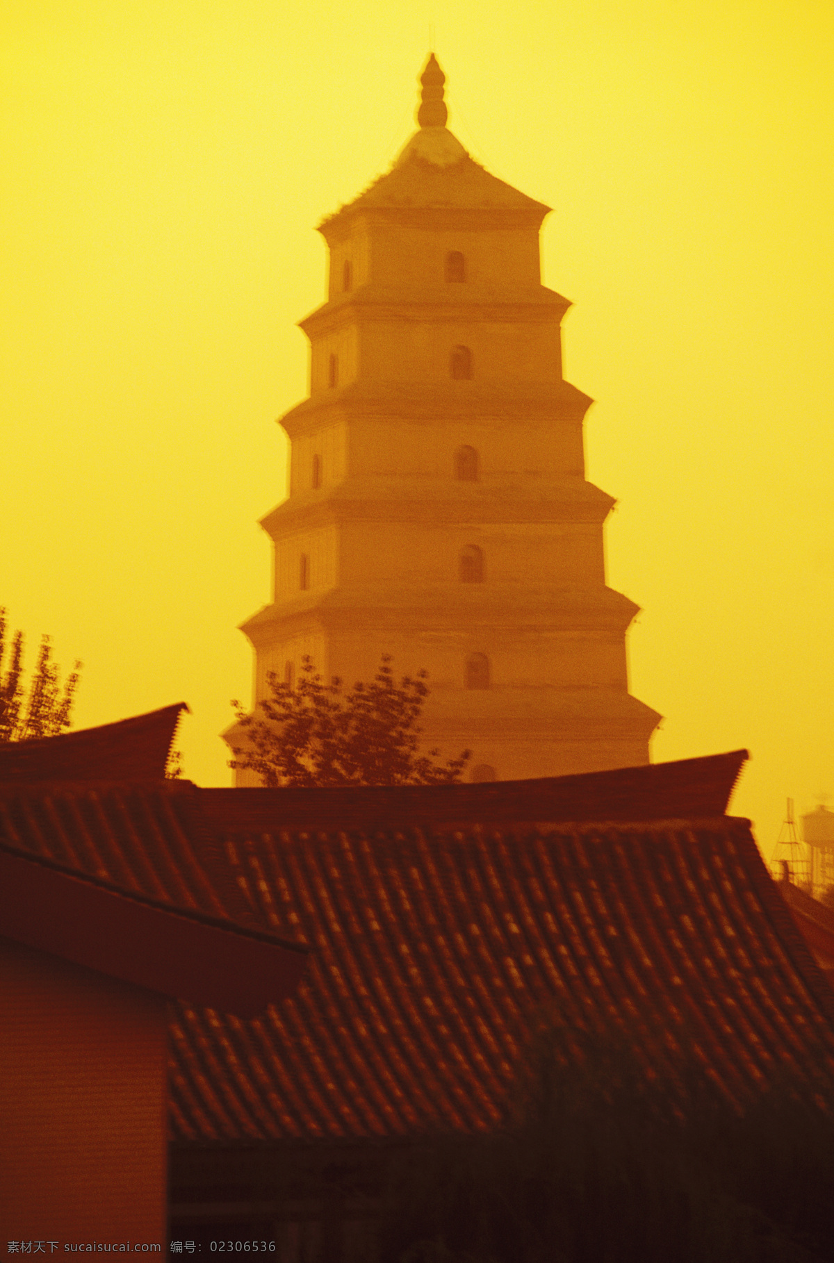 黄昏 中 宝塔 高清图片 横构图 彩色照片 中国 东亚 亚洲 旅游 旅行 塔 房屋 屋顶 天空 黄色 夕阳 古建筑 风景名胜 风景图片