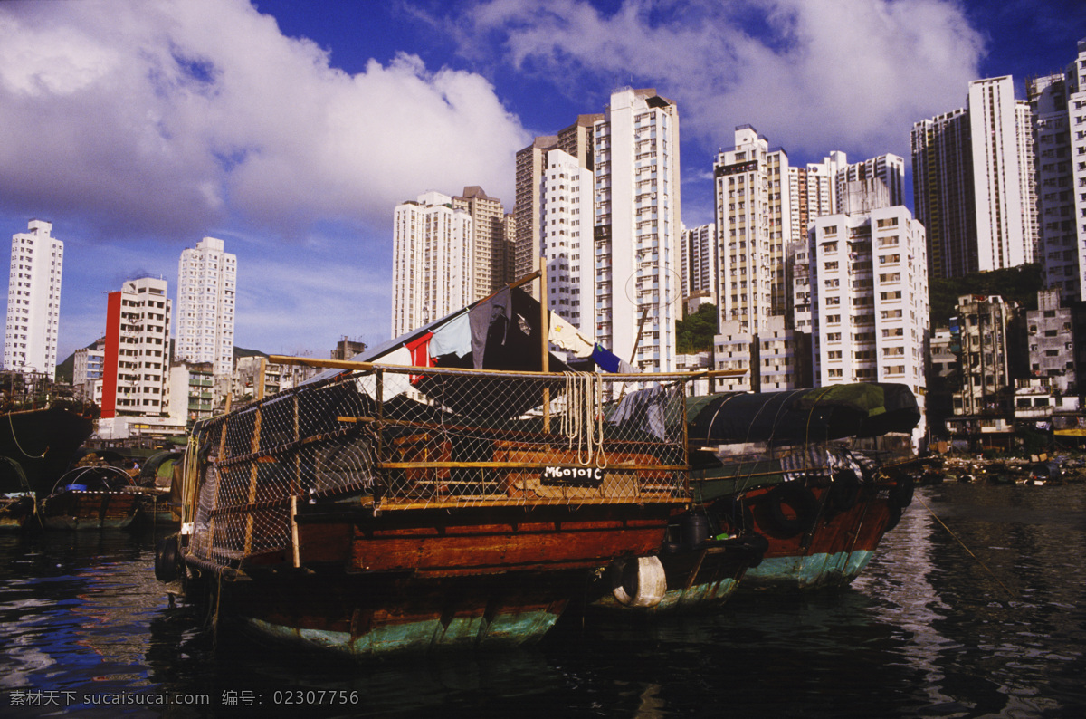 香港 海面 上 渔船 城市风光 高楼大厦 建筑 风景 大海 船 蓝天白云 摄影图 高清图片 环境家居
