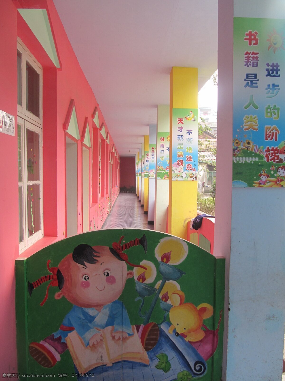 幼儿园 走廊 瓷砖 建筑园林 卡通画 老鼠 娃娃 文化 幼儿园走廊 合叶门 油灯 彩色柱子 装饰素材 室内装饰用图