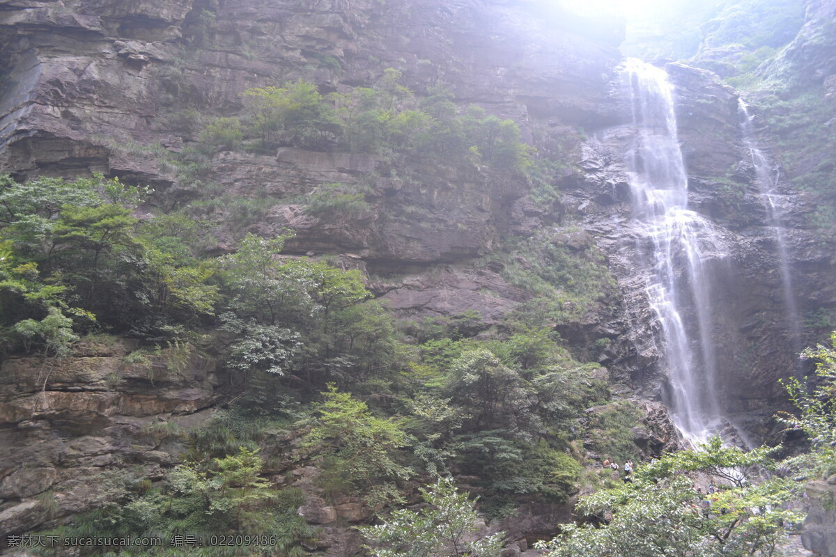 庐山瀑布 山水 风景 自然景观 人文景观 绿色 绿色背景 瀑布 庐山 大山 山 石头 植被 水 石壁 树 背景 旅游摄影 国内旅游