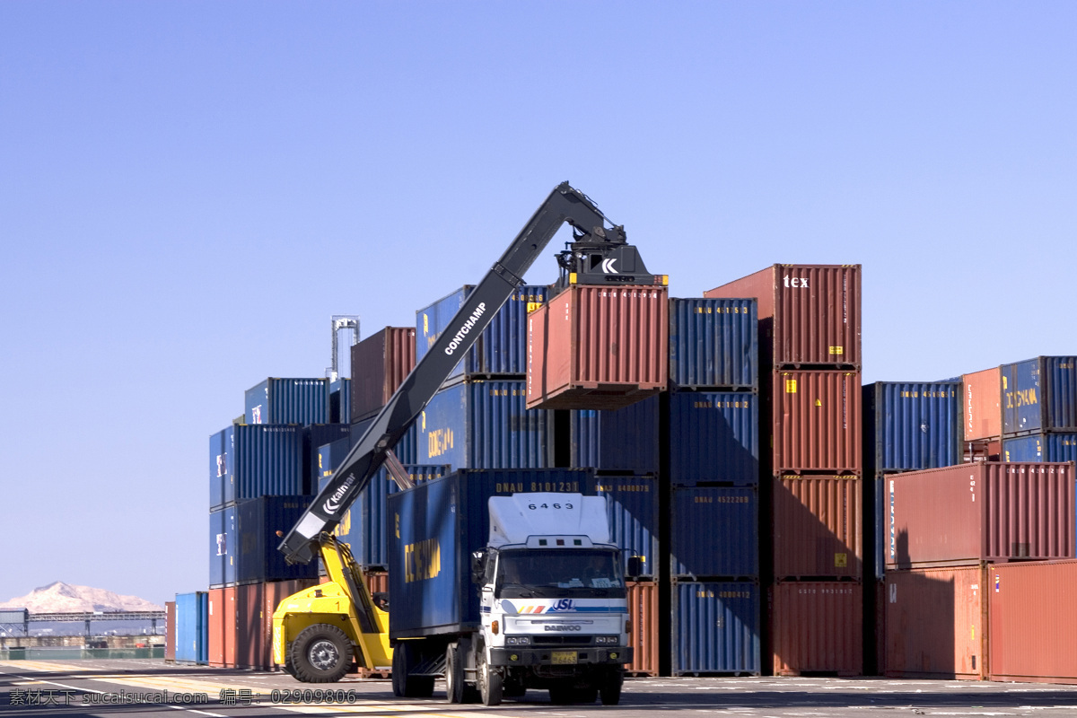 集装箱装卸 集装箱 装卸 吊车 港口 货运 物流 卡车 出口 进口 贸易 工业生产 现代科技