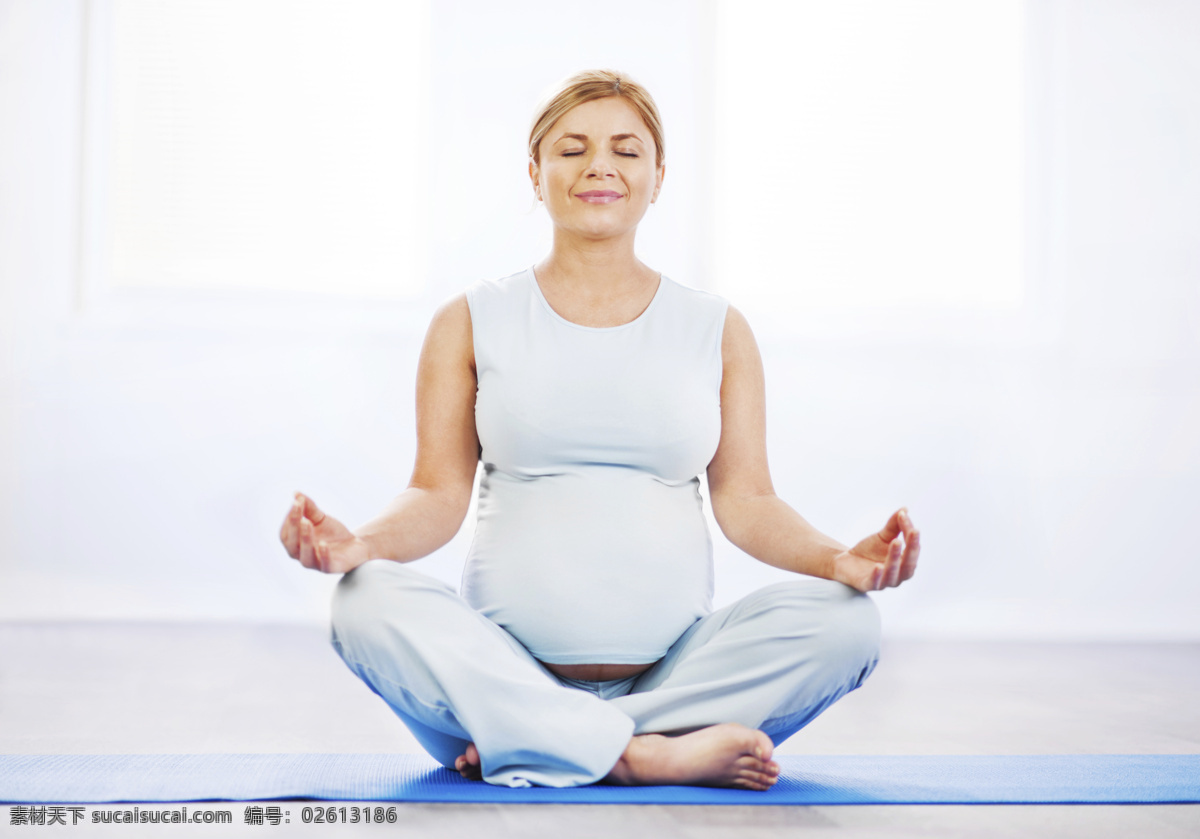 做 瑜伽 孕妇 做瑜伽的孕妇 修养 健身 妇女 女人 女性 人物摄影 体育运动 生活百科