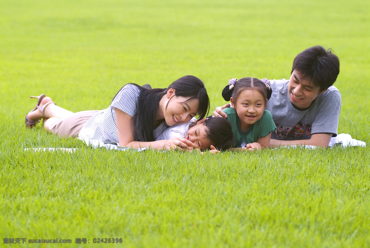 趴在 草地 上 一家 四口 家庭人物 爸爸 妈妈 父母 孩子 儿童 小男孩 小女孩 和谐 趴着 开心 微笑 温馨家庭 幸福 生活人物 人物图片