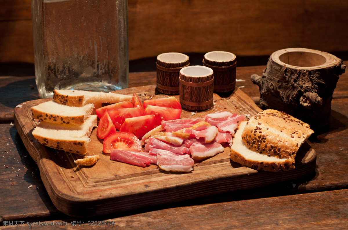 菜板 上 番茄 面包 砧板 西红柿 培根 肉片 美食 美味 食物摄影 美食图片 餐饮美食