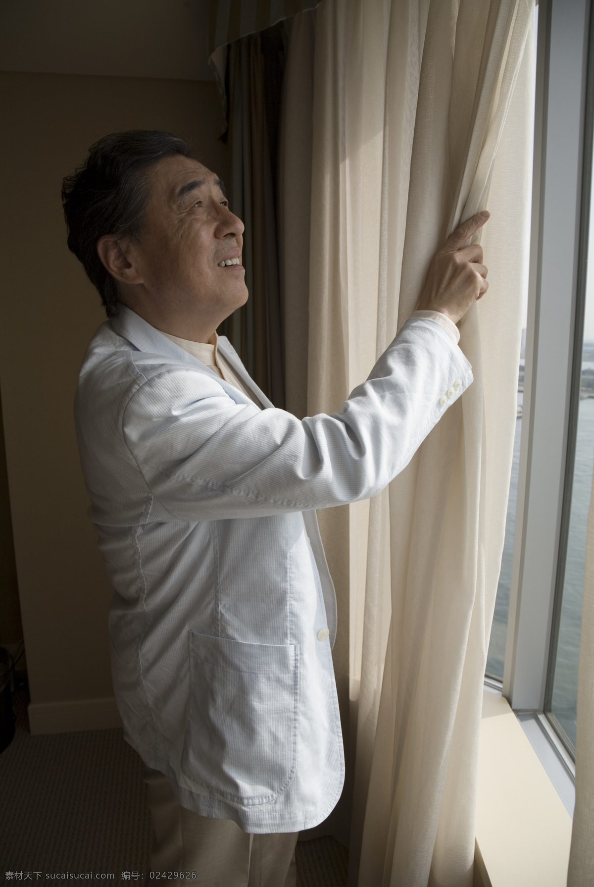 手 拉 窗帘 中年 男人 中年男人 男士 大叔 白色西装 拉窗帘 奶白色窗帘 酒店 旅馆 客房 套房 高清图片 图片收藏 生活人物 人物图片