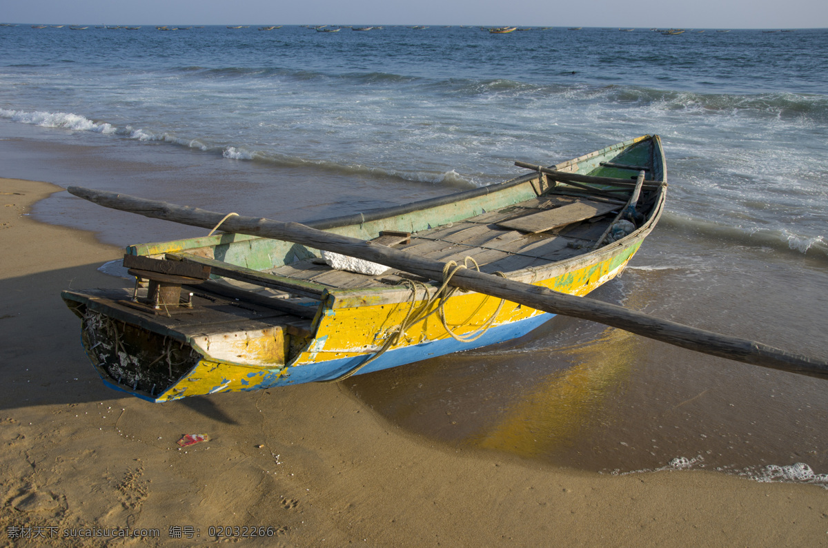 海滩上的小船 木船 小船 海滩风景 大海风景 印度洋风景 海岸风景 海洋海边 自然景观 灰色