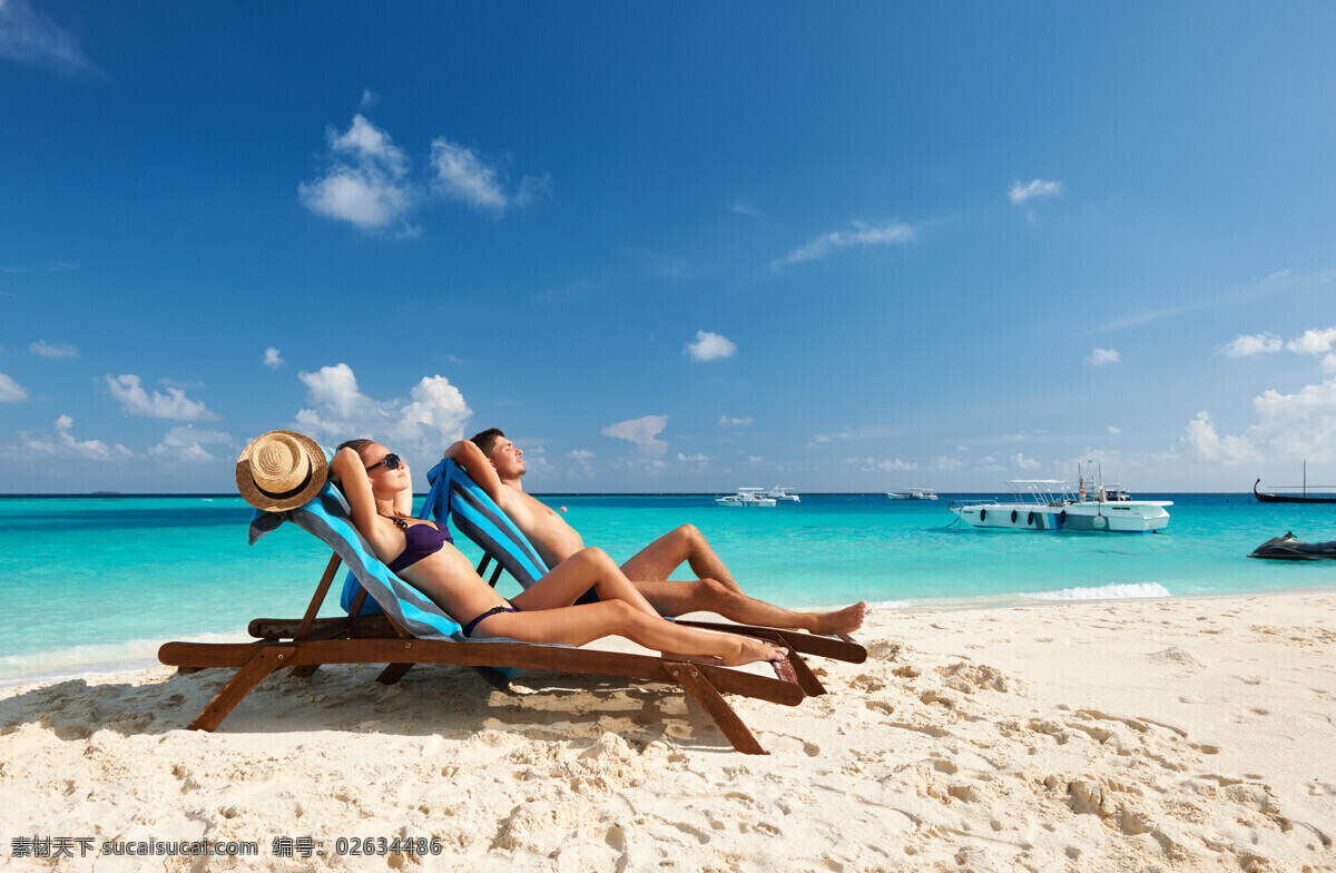 躺 休闲椅 休息 情侣 大海 海边 海水 浪花 海浪 海滩 沙滩 蓝天白云 男人女人 大海图片 风景图片