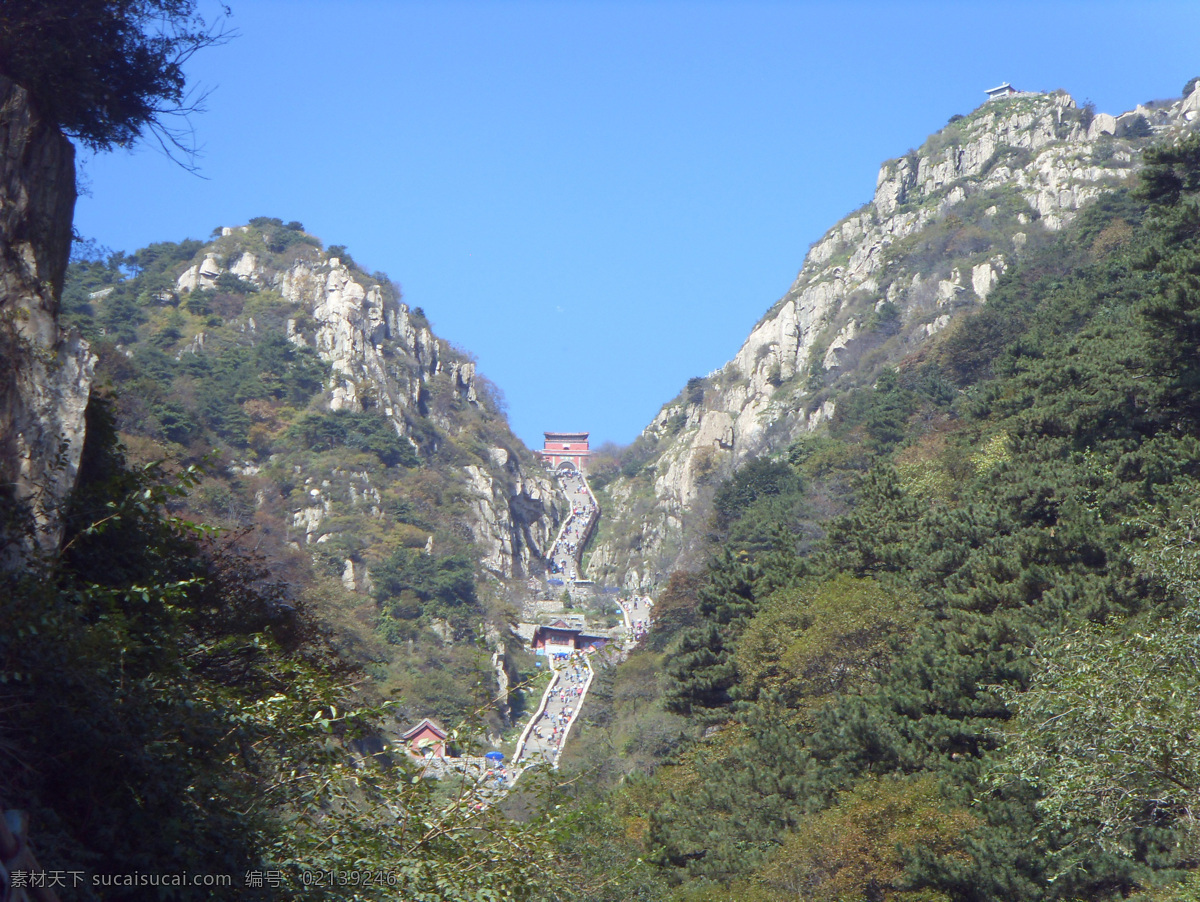 泰山南天门 泰山 风景 风光 南天门 人物 树木 高山 庙宇 石阶 蓝天 国内旅游 旅游摄影