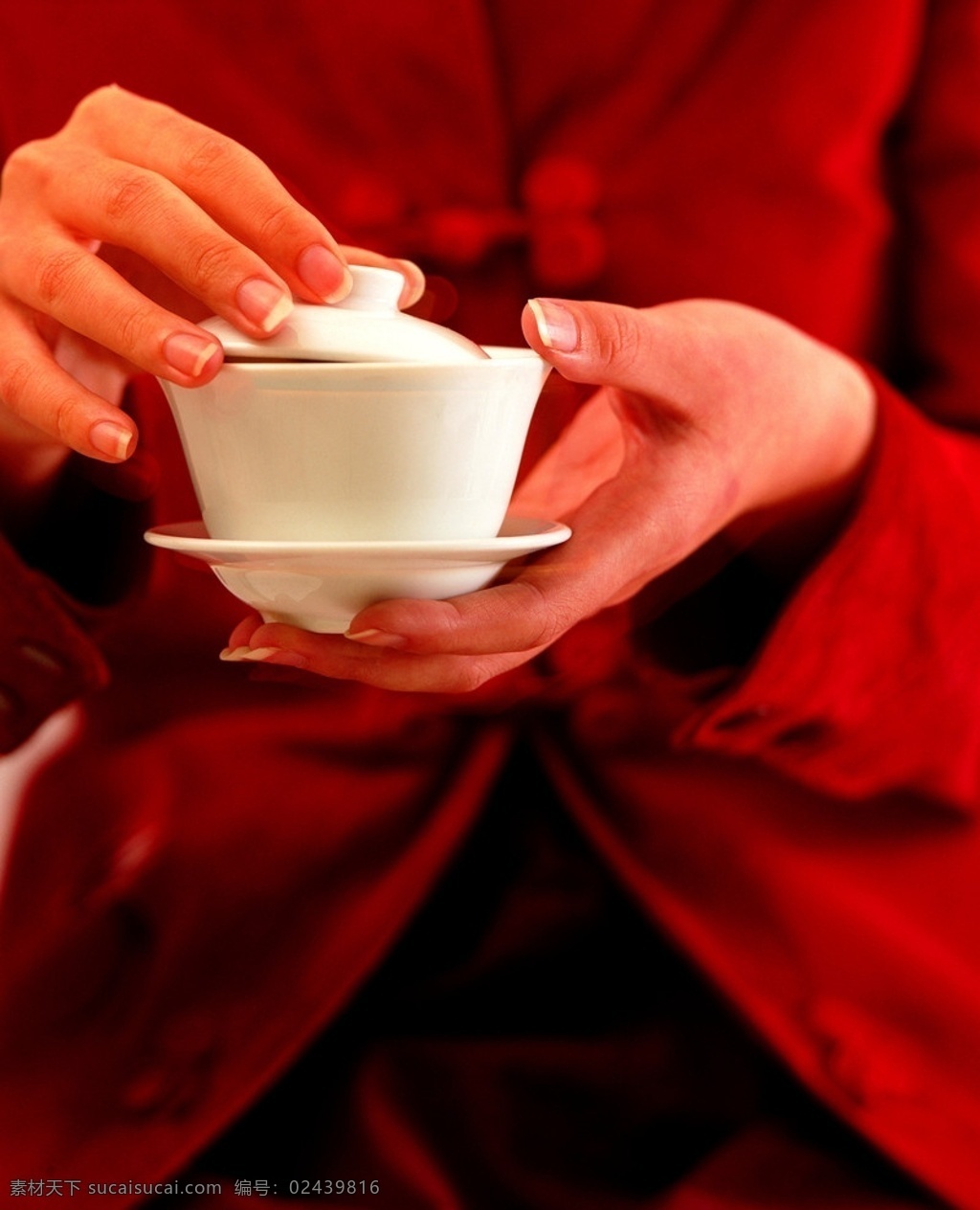 喝茶 茶 茶叶 手捧茶 茶杯 红色衣服 日常生活 人物图库