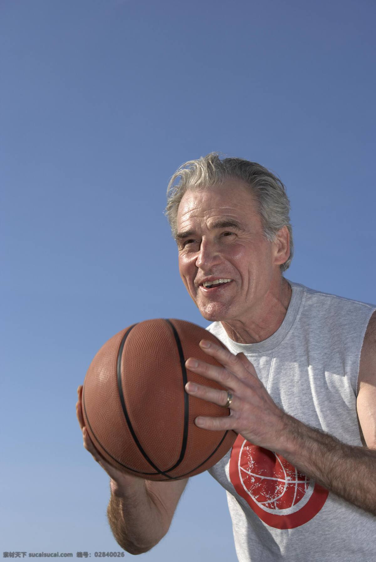 篮球 老人 设计素材 高清jpg 意气风发 运动的老人 健康 硬朗的老人 微笑的老人 老人的生活 打篮球的老人 天空 老人图片 人物图片