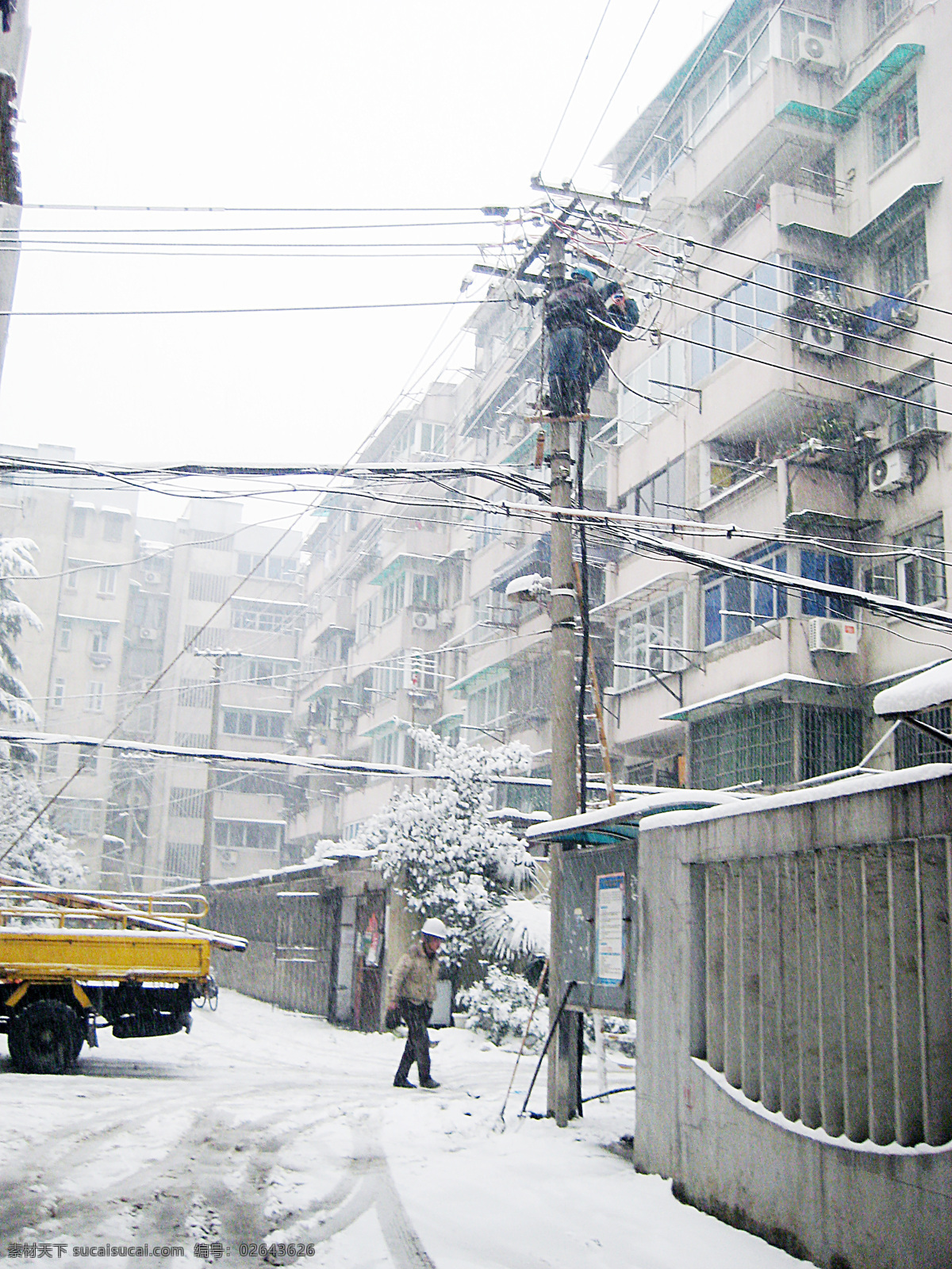 雪中情 冰冻 过年 人物图库 日常生活 摄影图库 雪 电力抢修 节日素材 2015 新年 元旦 春节 元宵