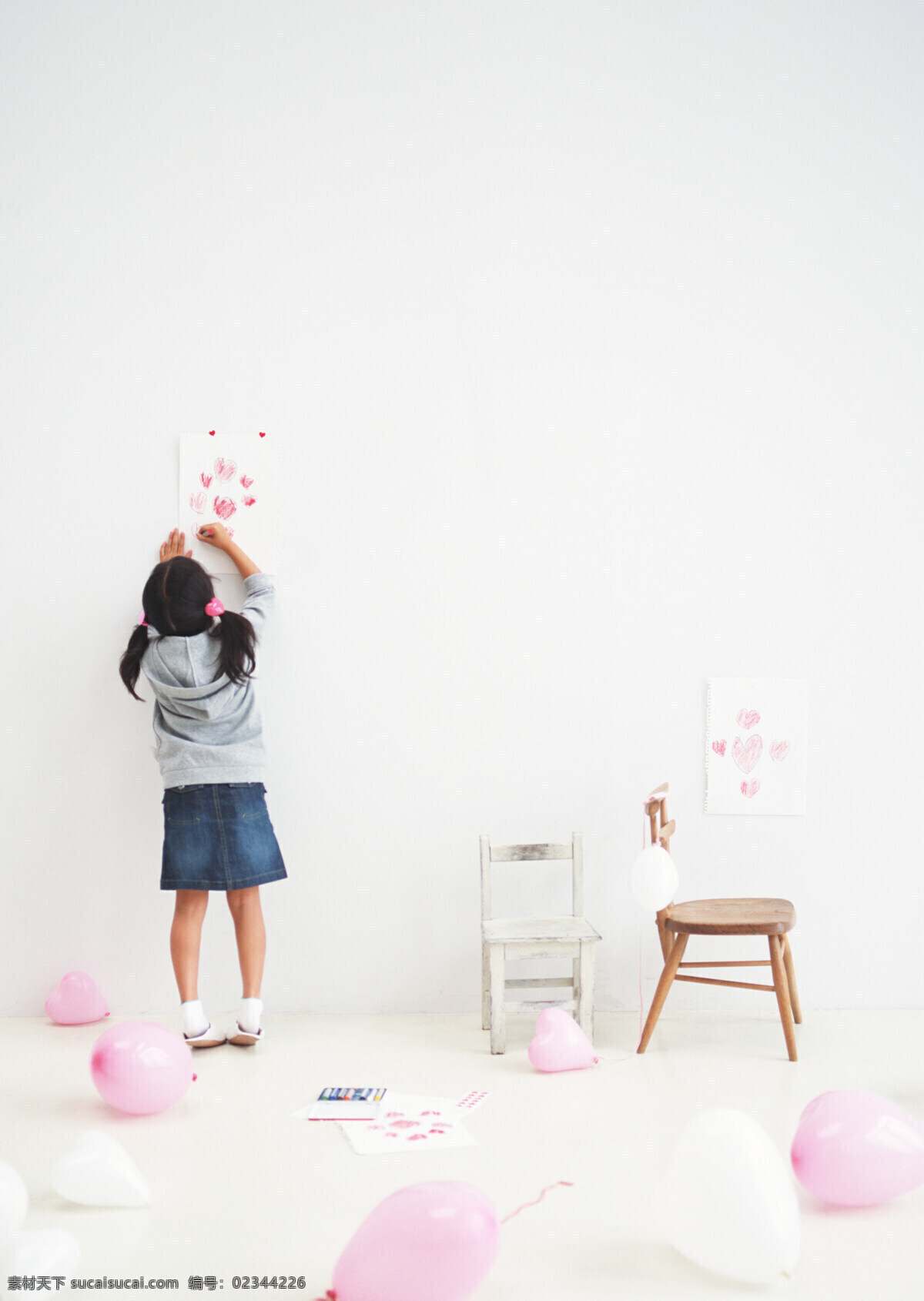 粉色 心 型 气球 可爱 小女 生 爱心 画画 小女孩 小凳子 人物图库 儿童幼儿 漂亮 儿童 摄影图库