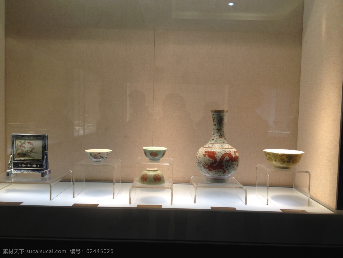 陶瓷 展览 白色 灯光 国内旅游 花瓶 旅游摄影 墙壁 陶器 陶瓷展览 碗 玻璃架 土色 装饰素材 展示设计