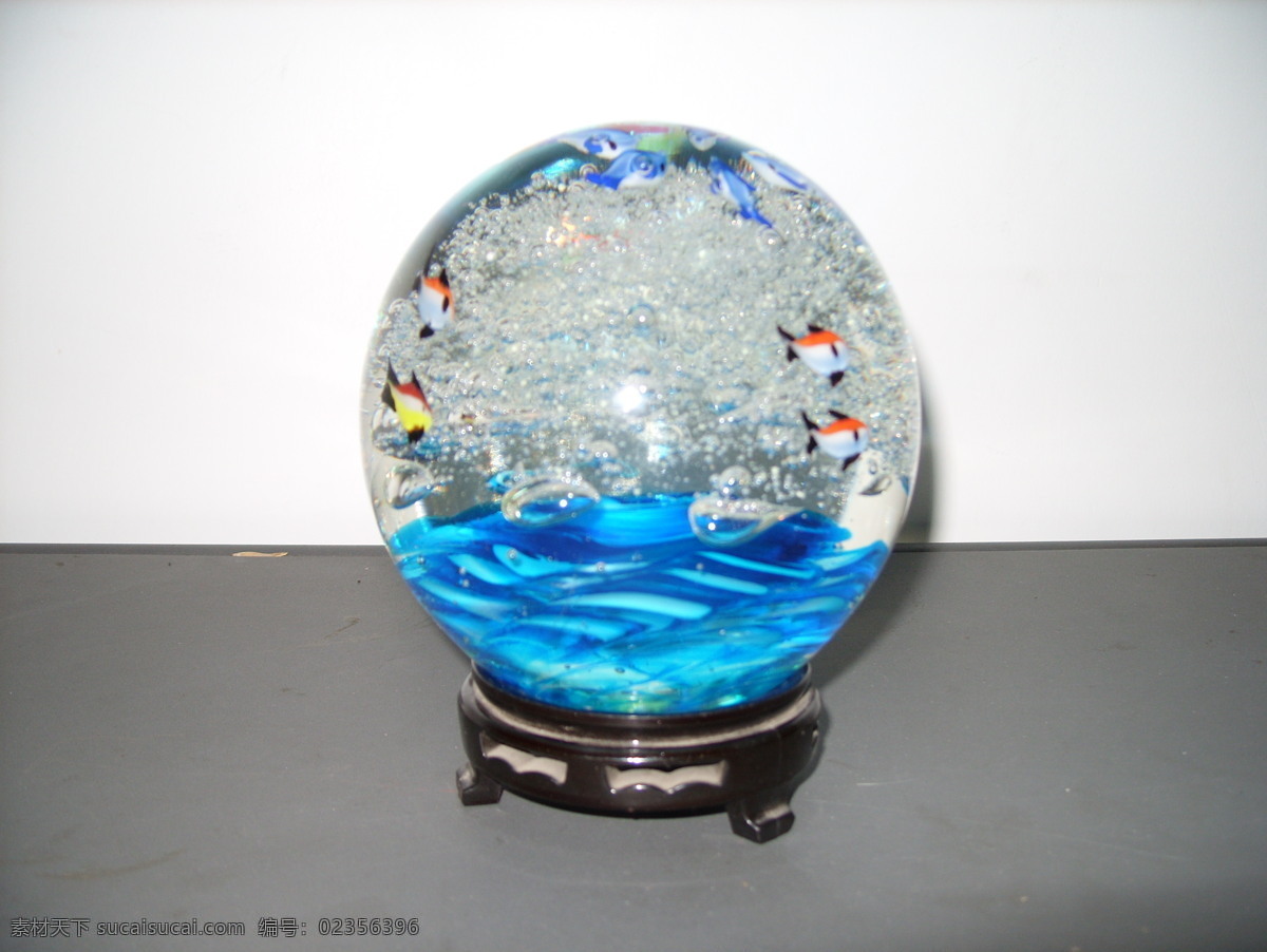 玻璃球饰 玻璃 玻璃球 底座 花瓣 鱼儿 观赏 气泡 白色 五彩小鱼 文化艺术 观赏玻璃球 摄影图库