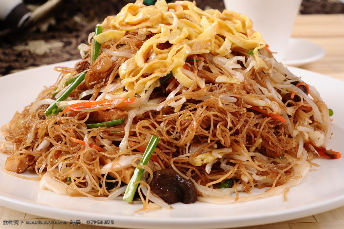 炒米面 炒米粉 炒面类 米面 鸡蛋 芹菜 火腿肠 面食类 传统美食 餐饮美食