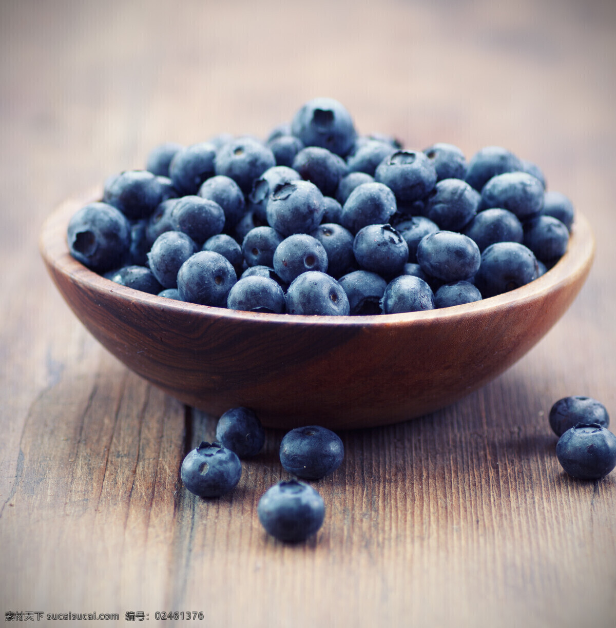 新鲜 蓝莓 高清 一筐蓝莓 散落的蓝莓 成熟蓝莓 木地板