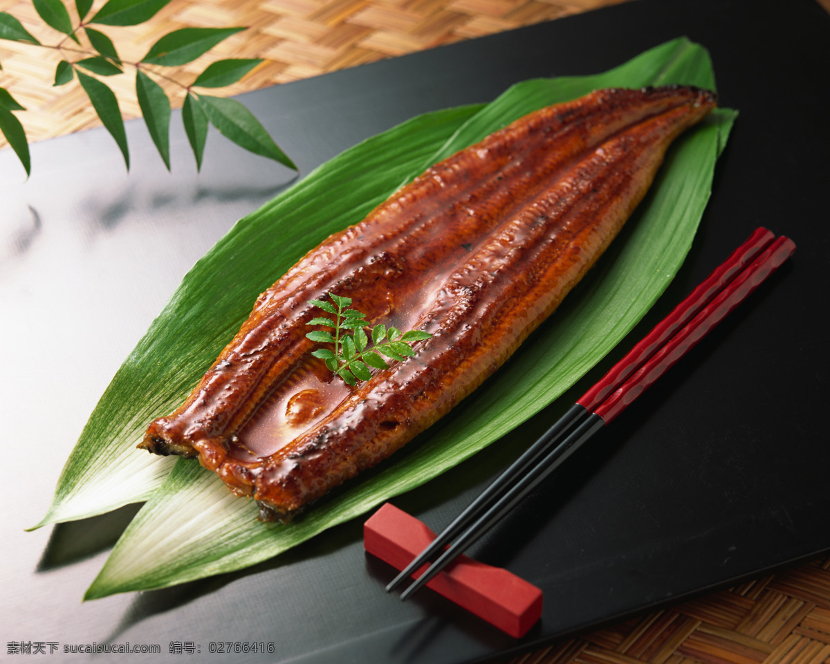 烤 秋 刀鱼 食物 美味 海鲜 可口 新鲜 诱人 烧烤 秋刀鱼 筷子 荷叶 食材原料 餐饮美食