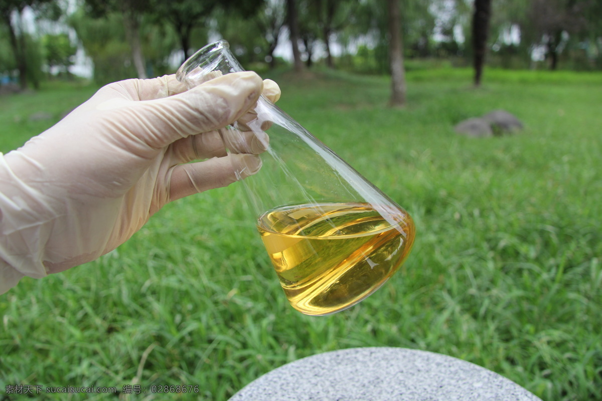 工业润滑油 导热油 油 化学 实验 锥形瓶 工业生产 现代科技