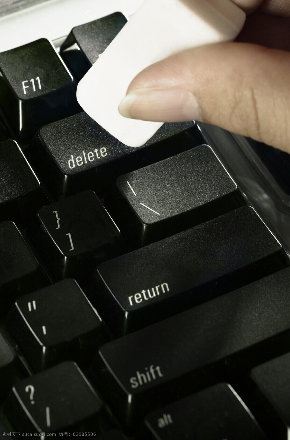 手 白色 块状 清理 键盘 黑色键盘 电脑配件 输入 特写 清洁 手势 拿着 握着 一块 长方体 商业创意 高清图片 电脑数码 生活百科