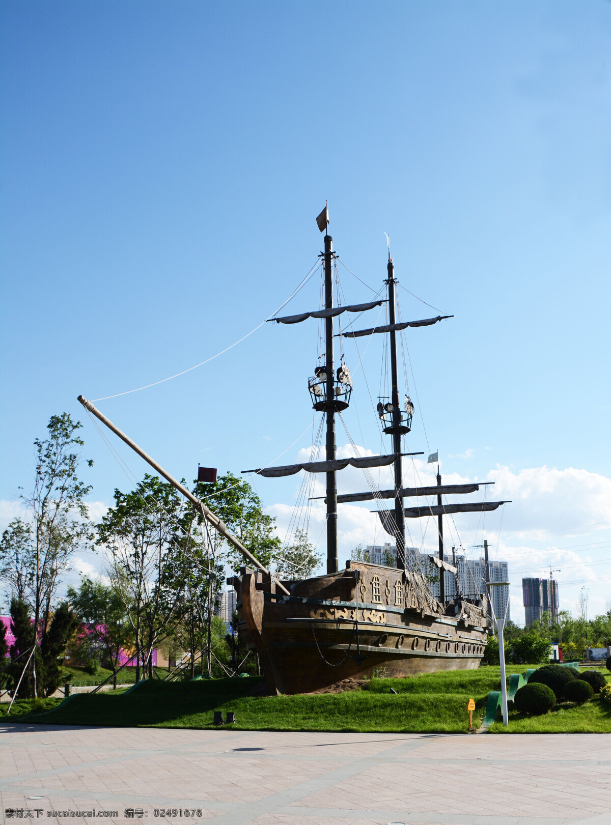 帆船落地 群力新区 古战船 帆船 草坪 桅杆 船体 绿树 蓝天 可爱哈尔滨 文化艺术
