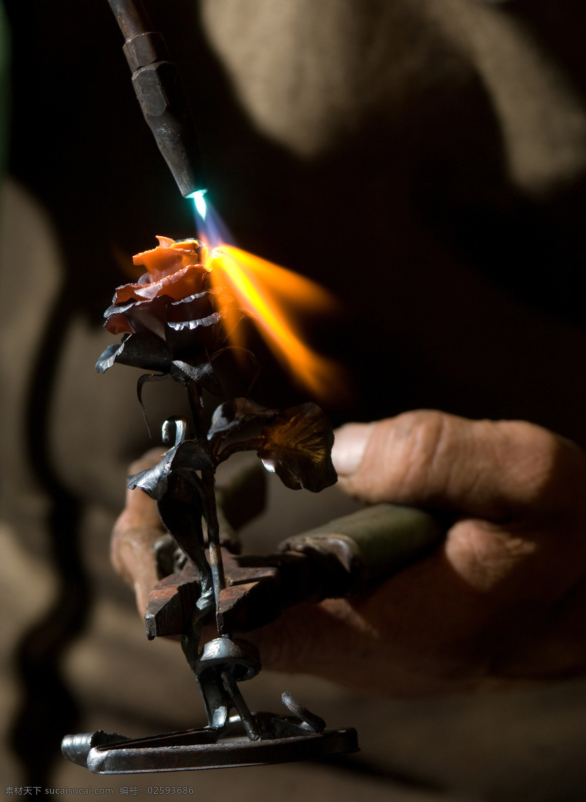 正在 进行 加工 造型 铁 制品 铸铁 打铁 铁匠 烧铁 炼铁 商务人士 人物图片