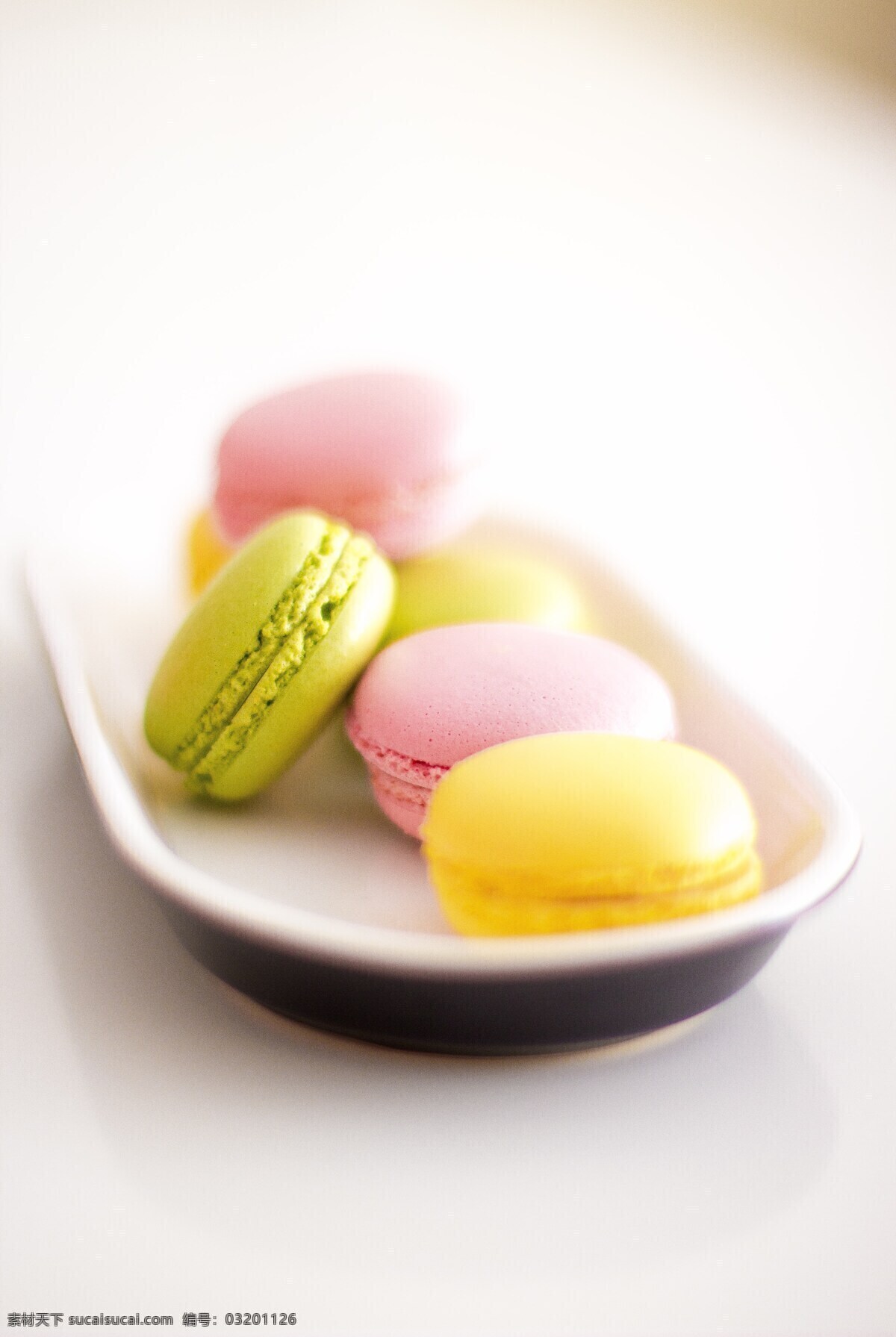 马卡龙 macaron 草莓 草 盘子 夹心饼 点心 颜荨子桑 五号当铺 摄影图片 鸟语花香 餐饮美食 西餐美食