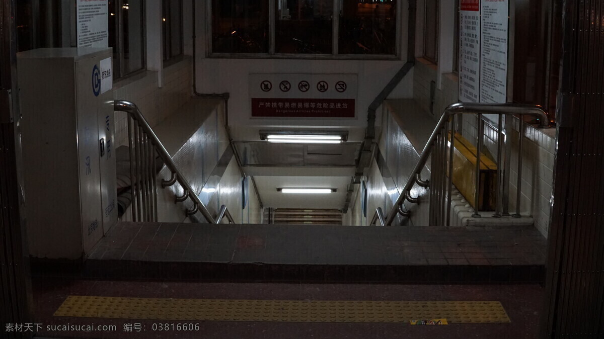 夜晚 空 荡 地铁口 楼梯 背景 图 空荡 地铁 创意 场景 灯光 夜色 扶梯 走廊