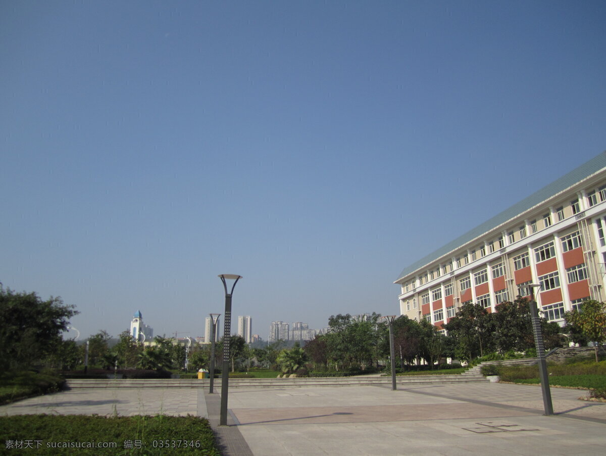 教学楼 重庆 南方 翻译 学院 川外 重庆大学校园 校园风景 树 蓝天 摄影图片 学校摄影 建筑摄影 建筑园林