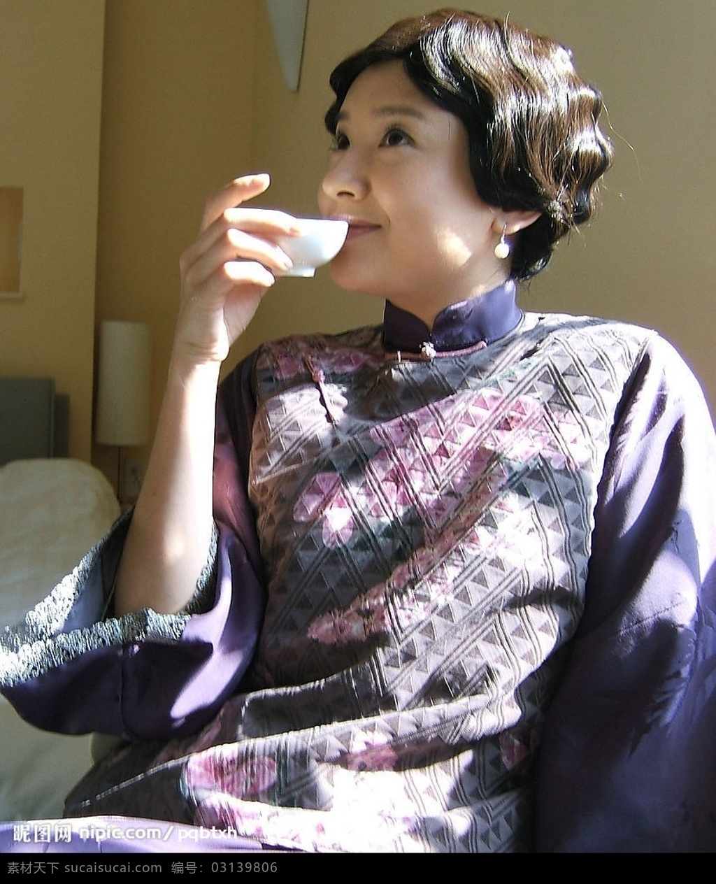 喝茶 旗袍 美女 端庄 唐装 传统 服装 典雅 富贵 气质 风韵 饮茶 卷发 人物图库 女性女人 摄影图库 美女云集