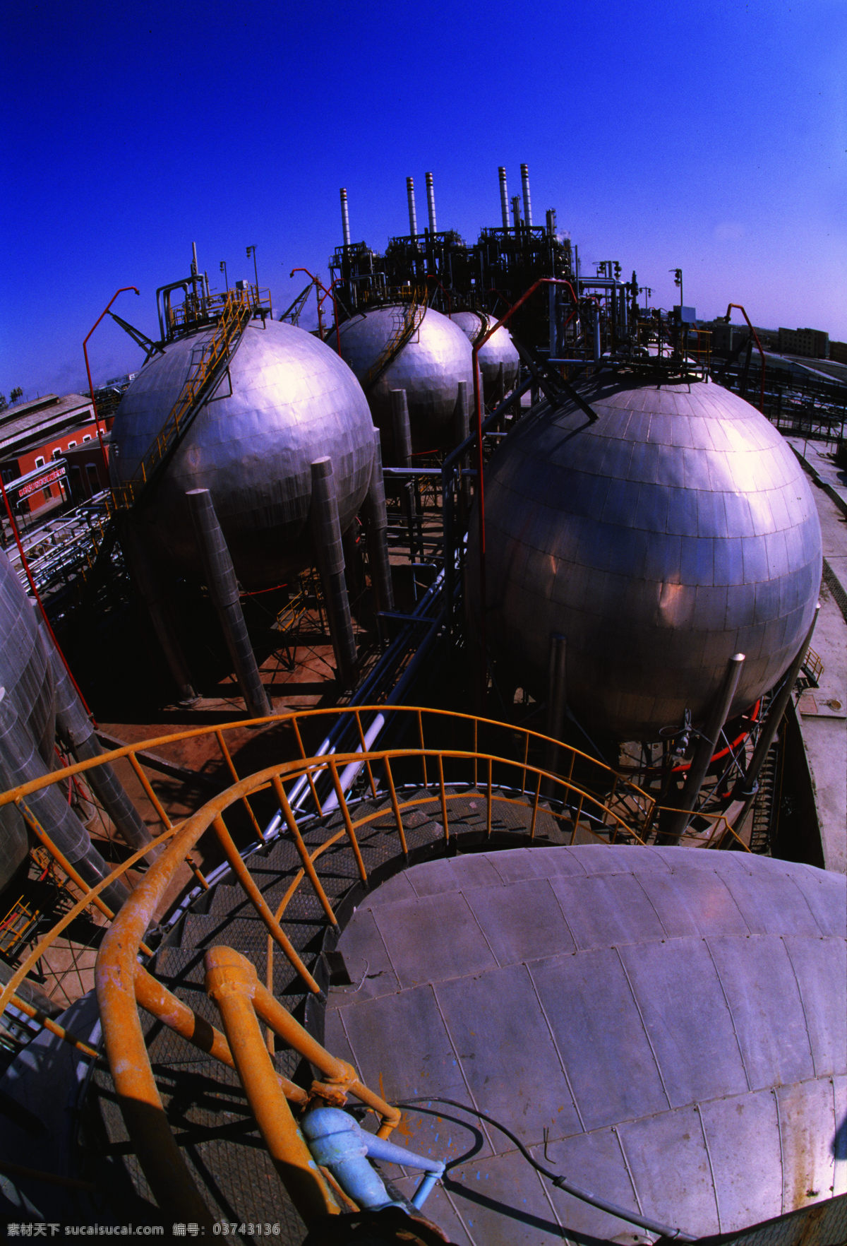 石油天然气罐 石油罐 天然气罐 圆罐 蓝天 球体罐 能源 石油管道 天然气管道 管道梯 工业生产 现代科技