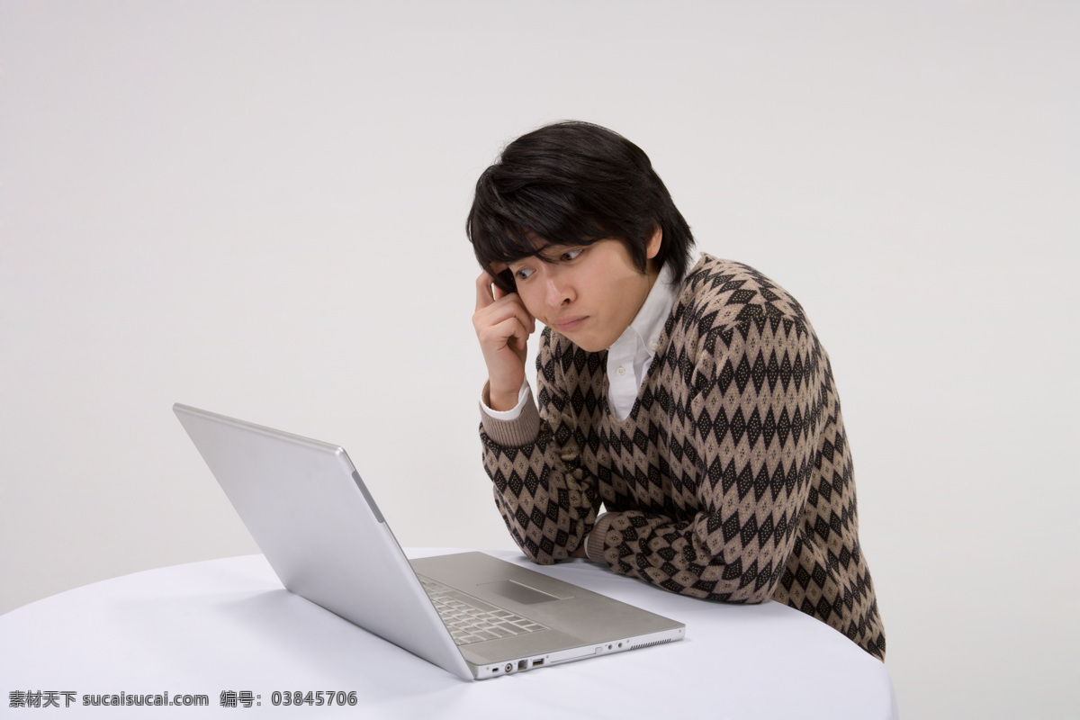 电脑 思考 学生 男孩 男生 一个人 阳光青年 坐着 桌子 笔记本电脑 手提电脑 打电脑 表情 疑惑 高清图片 生活人物 人物图片