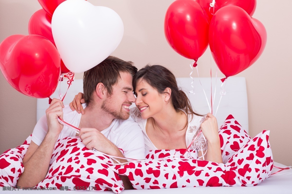 手 气球 鼻尖 碰 情侣 亲密 对视 心形气球 被窝里 幸福 情侣图片 人物图片