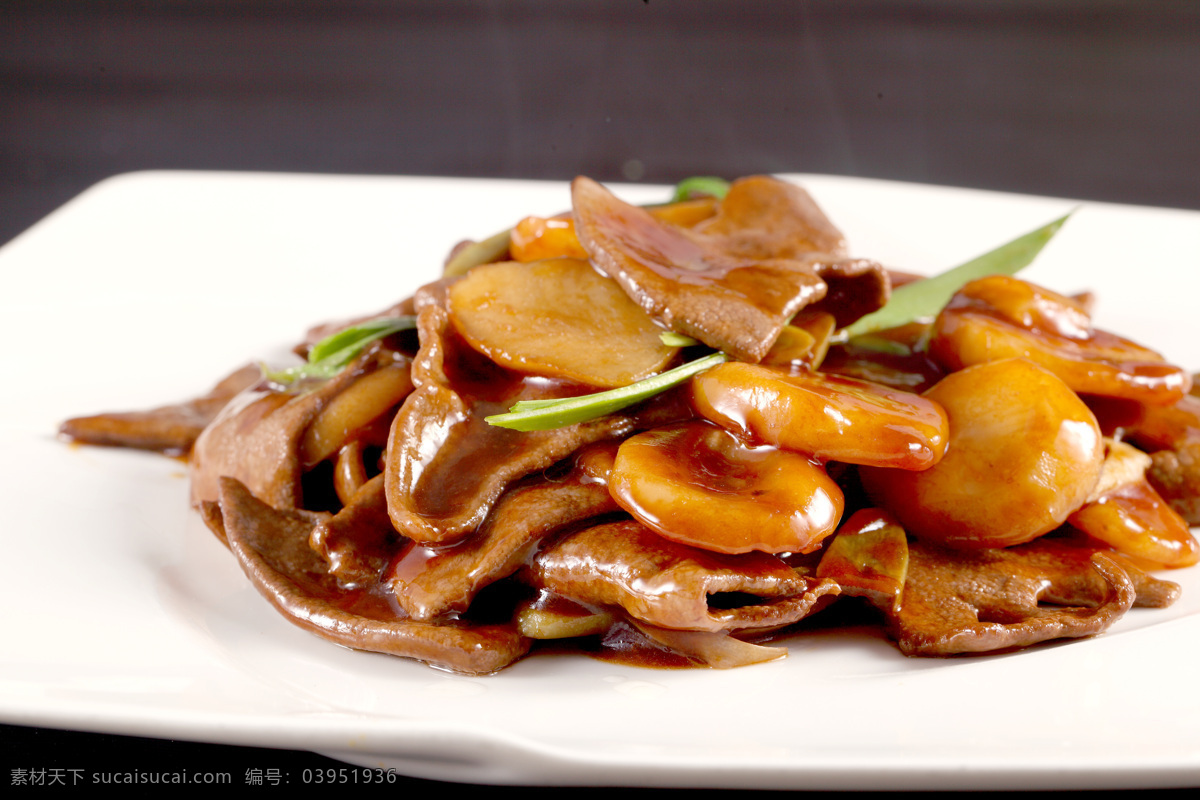 腊八蒜炒肝尖 腊八蒜 肝尖 炒菜 黑背景 白盘子 餐饮美食 传统美食