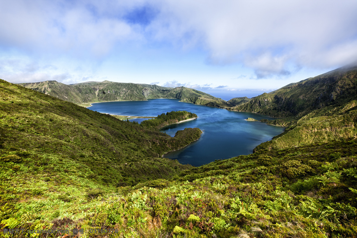 山峰 间 湖泊 蓝天 白云 植物 山水风景 风景图片