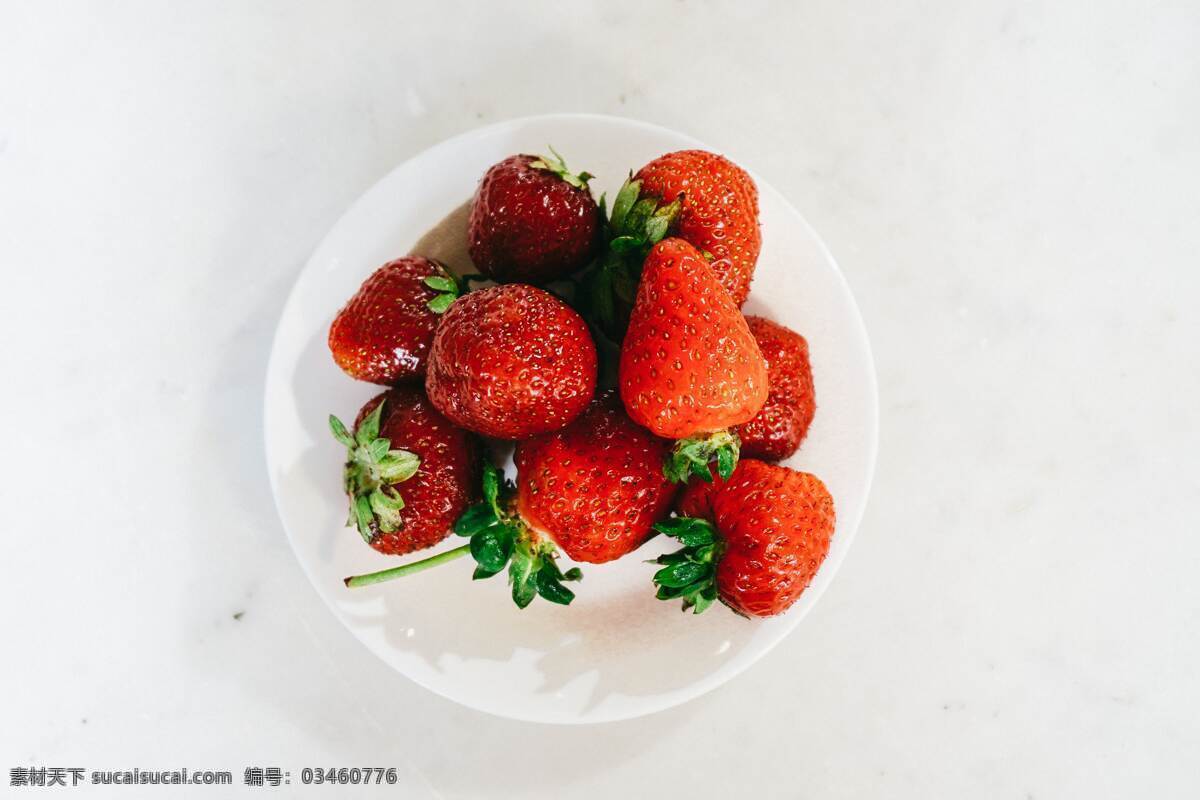 草莓图片 草莓 香味 果香 果实 草莓叶 草莓汁 喜光照 热带 解暑 止渴 津甜 酸甜 香甜 红色水果 手掌 水果 生物世界