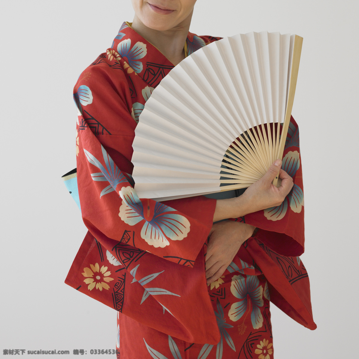 穿着 和服 女人 女性 日本女性 传统服饰 名族服饰 折扇 空白折扇 微笑 美女图片 人物图片