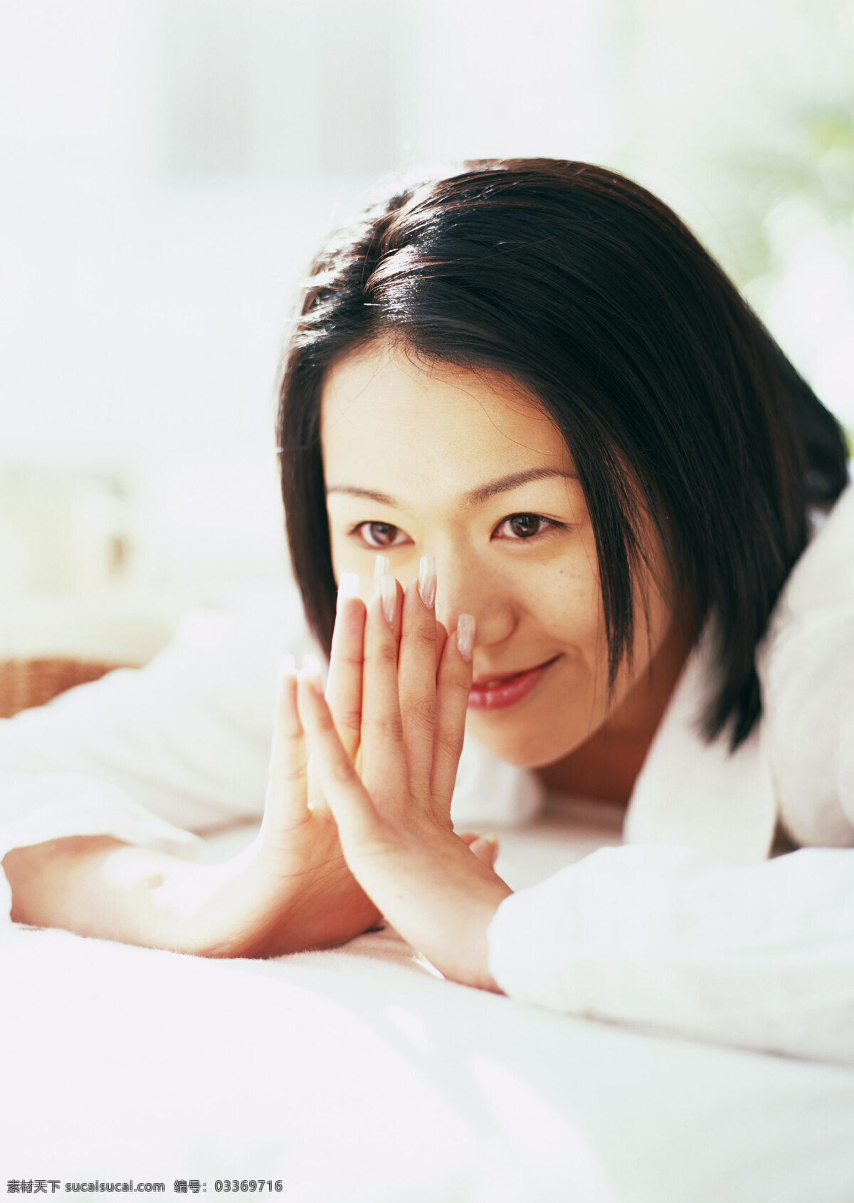 趴在 床上 双手 合 一起 女人 女性女人 人物摄影 休闲女人 居家女人 休闲美女 微笑美女 甜美美女 趴着 双手合在一起 美女图片 人物图片