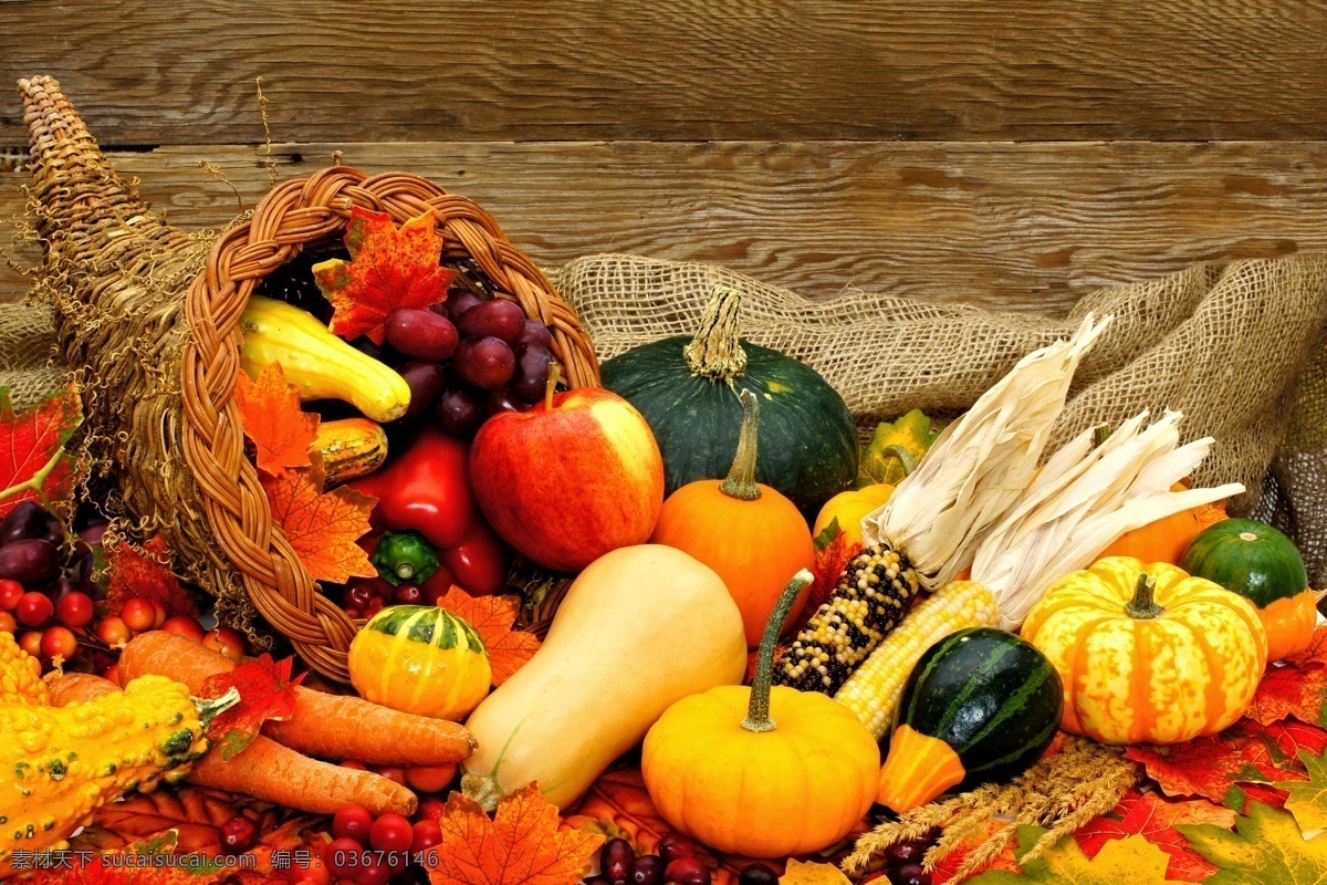 堆 秋天 果实 胡萝卜 葡萄 南瓜 枫叶 新鲜水果 水果摄影 水果蔬菜 蔬菜图片 餐饮美食