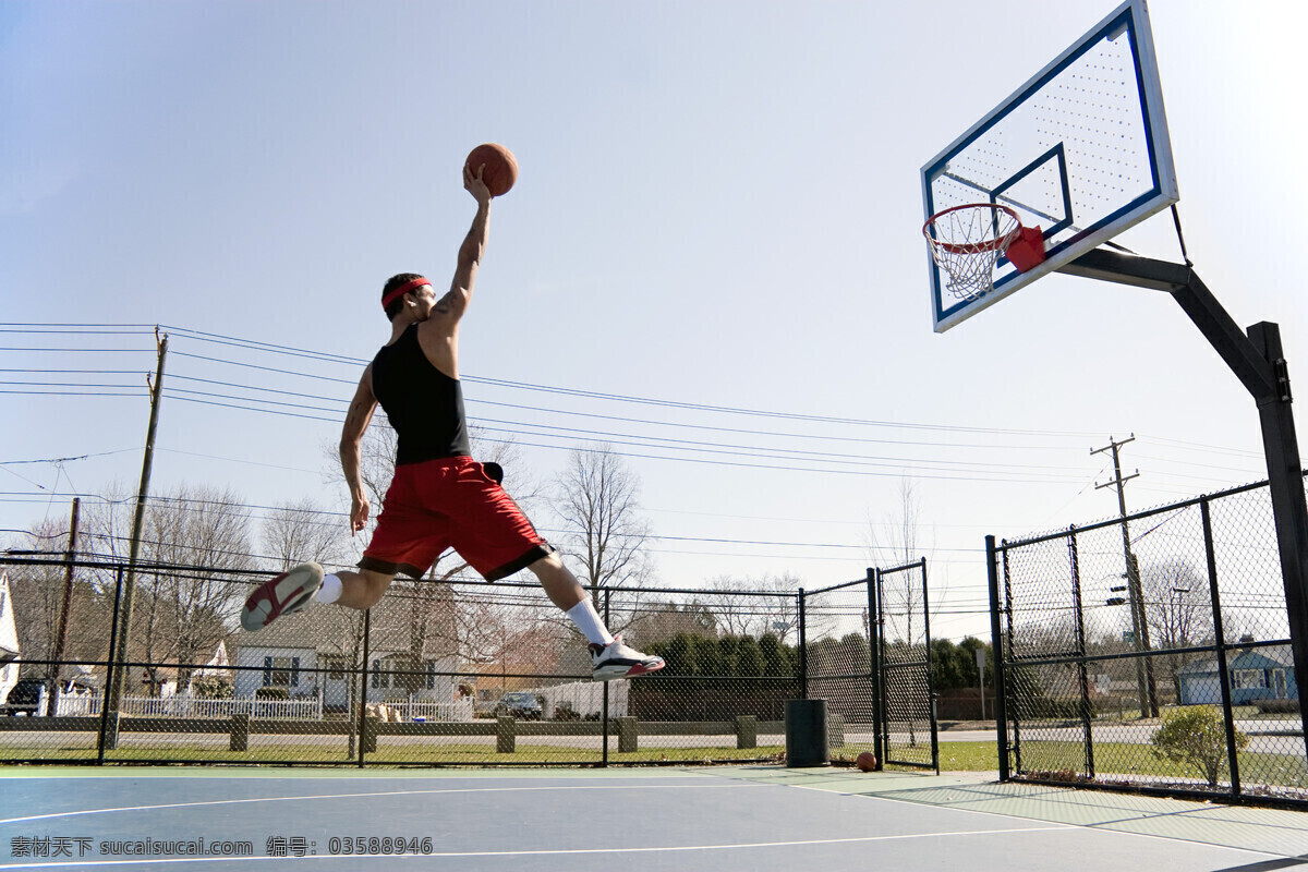 正在 投篮 运动员 篮球 球框 跳跃 运动 比赛 篮球架 篮球场地 体育运动 生活百科 白色