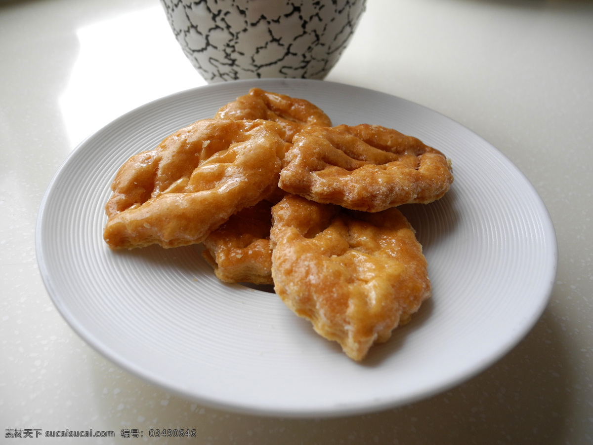 休闲食品 糕饼 叶形饼干 树叶纹理 非油炸食品 白色餐盘 面包美食 餐饮美食