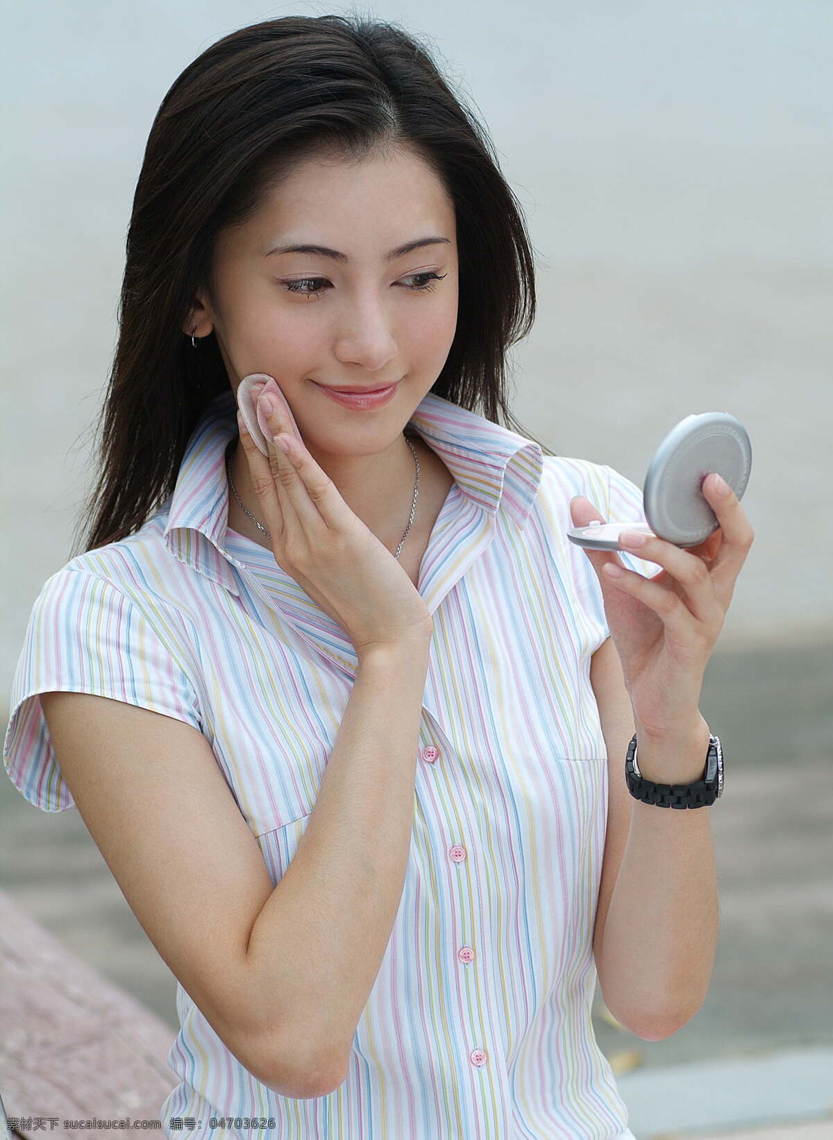 化妆 可爱 女孩 补妆 清纯 亮丽 少女 女性 魅力 美女 纯洁 干净 清爽 气质 美女图片 人物图片