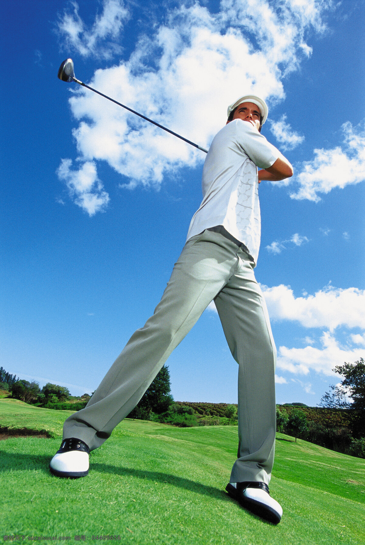 高尔夫球 外国 男人 打高尔夫球 男性 草地 风景 树林 蓝天 太阳 休闲男人 休闲生活 人物图片 体育运动 生活百科