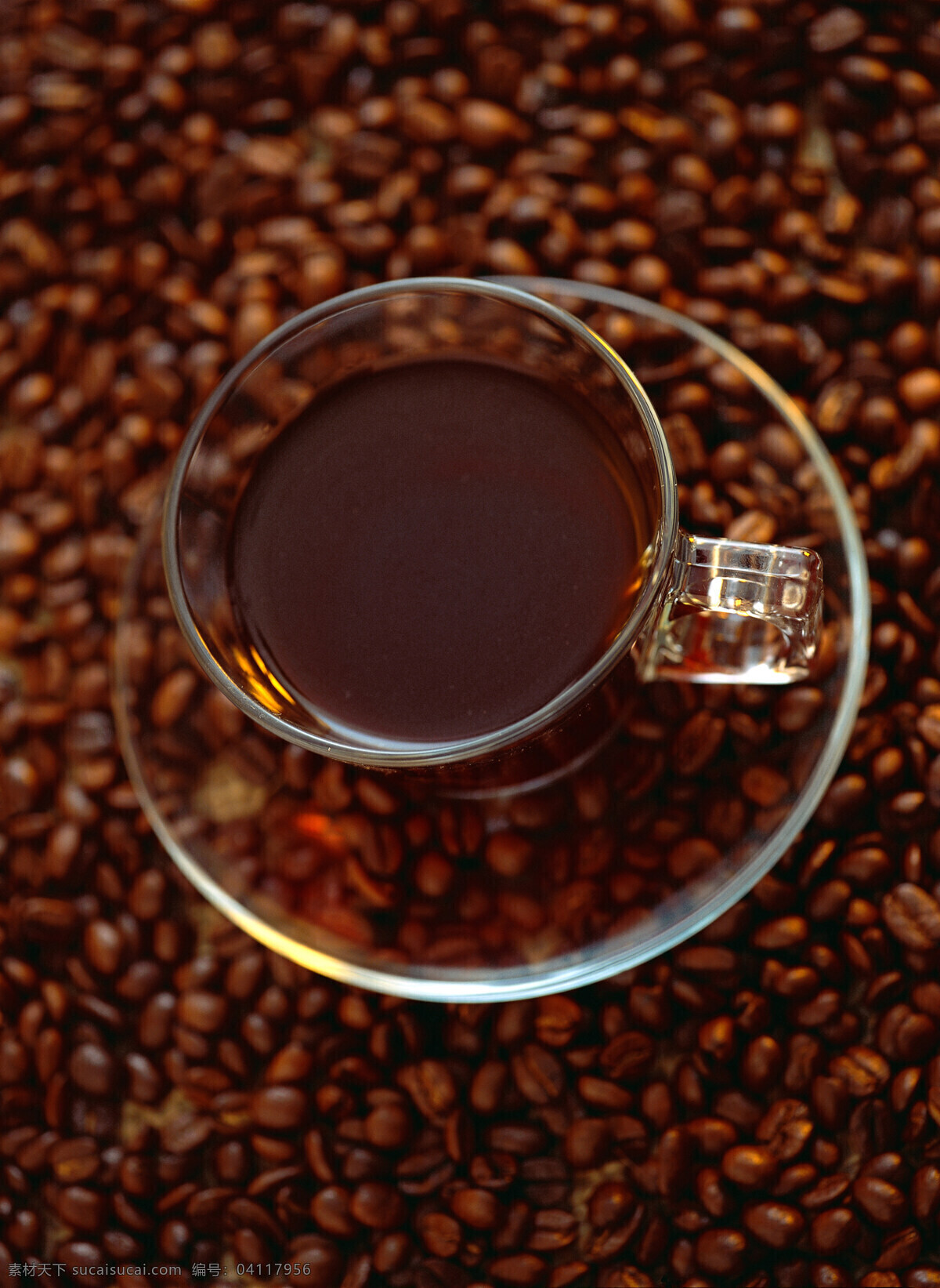 颗粒 咖啡豆 上 咖啡 一堆咖啡豆 果实 饱满 许多 很多 coffee 浓香 褐色 托盘 杯子 玻璃杯 麻袋 包装 铺垫 高清图片 咖啡图片 餐饮美食