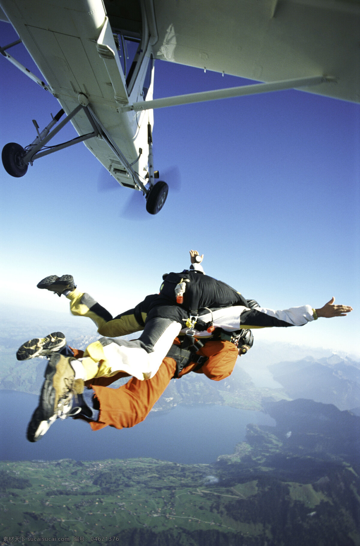 跳伞运动 跳伞 高空跳伞 高空飞行 极限运动 挑战极限 高空飞翔 冒险 团队 协作 合作 远山 山脉 体育运动 文化艺术