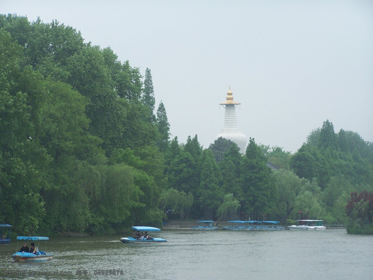 垂柳 红叶树 天空 自然风景 自然景观 瘦西湖 湖边 茂密 树林 湖面 漂亮 小 游艇 开心的游客 波光粼粼 林中 白色 巨 塔 葫芦塔 风景怡人 廋西湖风光 风景 生活 旅游餐饮